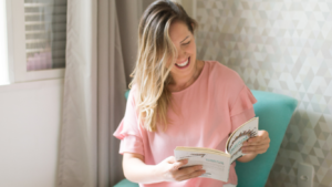 psicologa kelly marcon con libro